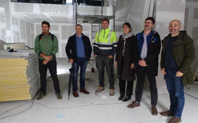 Ezenarro visitando las obras de la nueva quesería visitable de Ordizia.