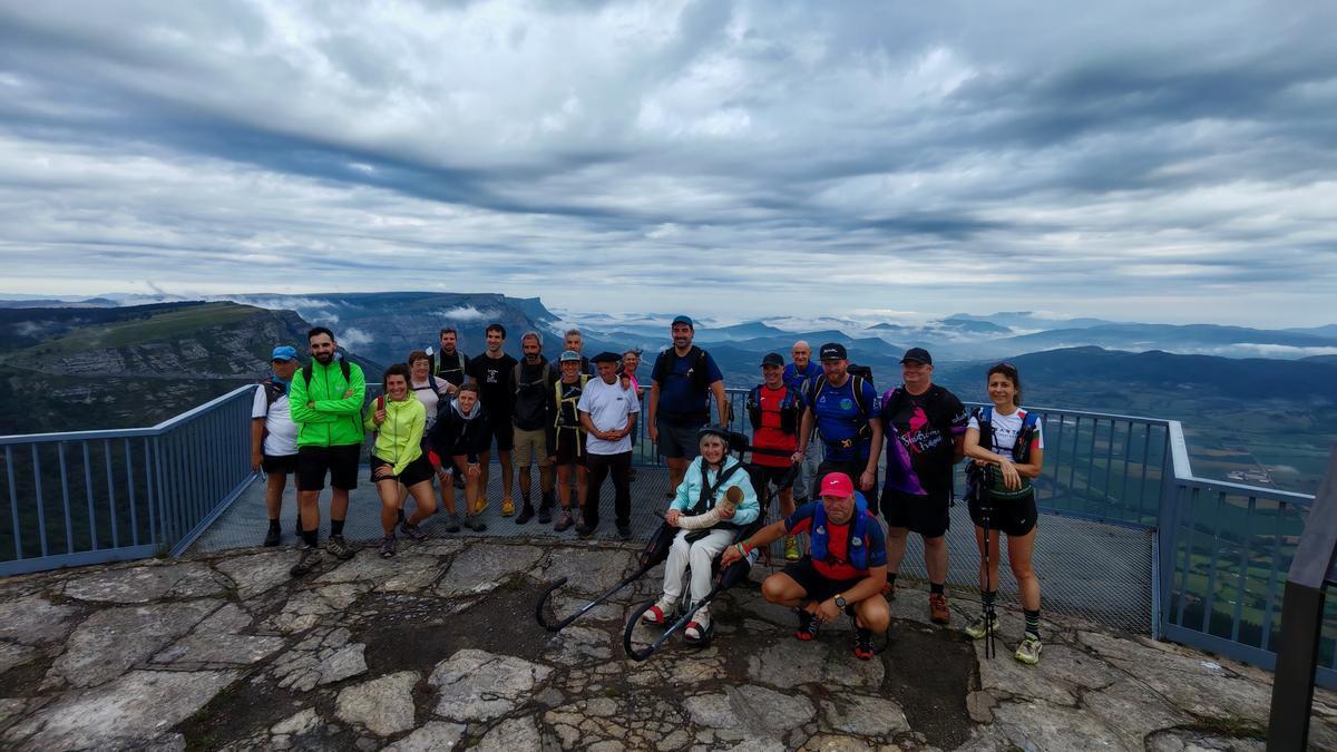 Foto de familia con Ezina Eginez Ekina en Monte Santiago, con todo el valle al fondo.
