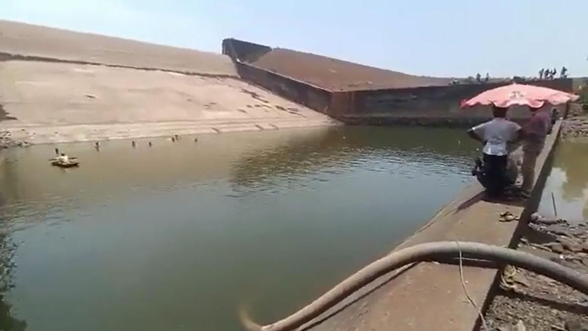 Suspenden a un funcionario en la India por vaciar un embalse para recuperar su móvil