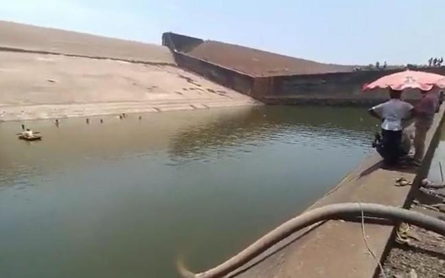 Suspenden a un funcionario en la India por vaciar un embalse para recuperar su móvil