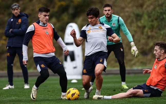 Barrenetxea, Aramburu y Pacheco pugnan este lunes por un ablón, ante la mirada tras ellos de Imanol y Aitor Fraga. / REAL SOCIEDAD