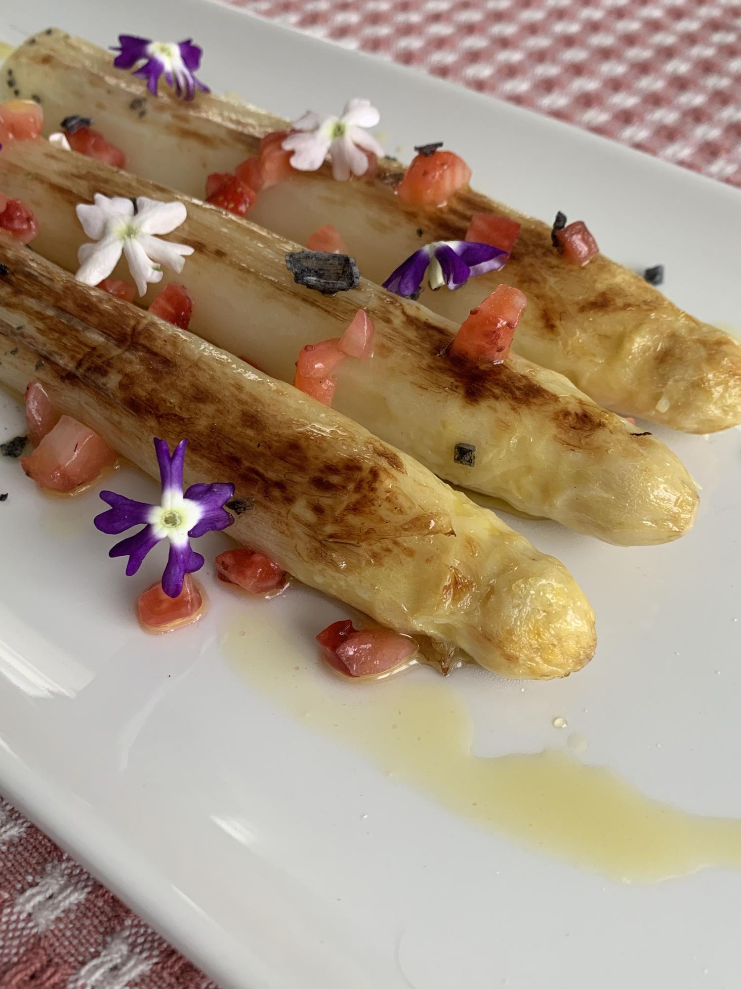 Espárragos asados con vinagreta de fresas.