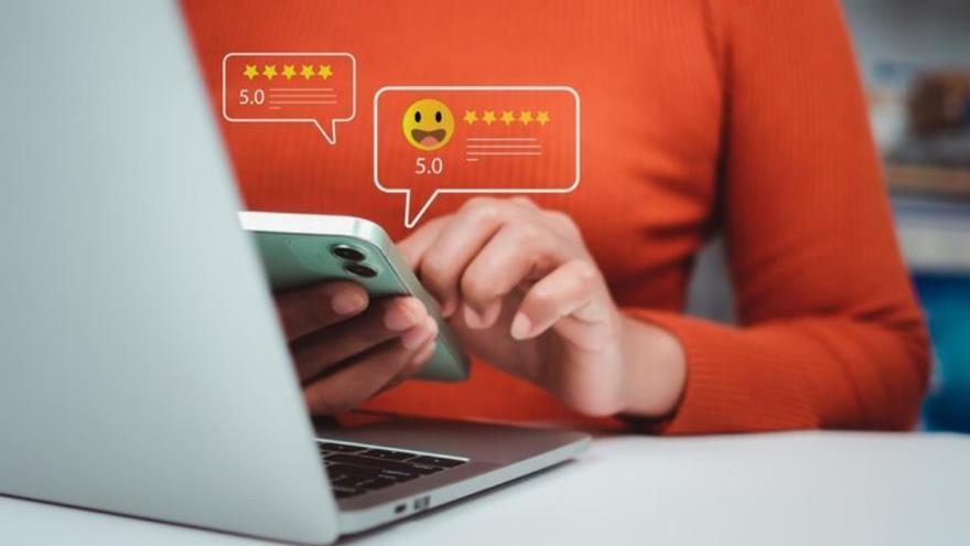 Una mujer consulta las opiniones de otros clientes en su móvil.
