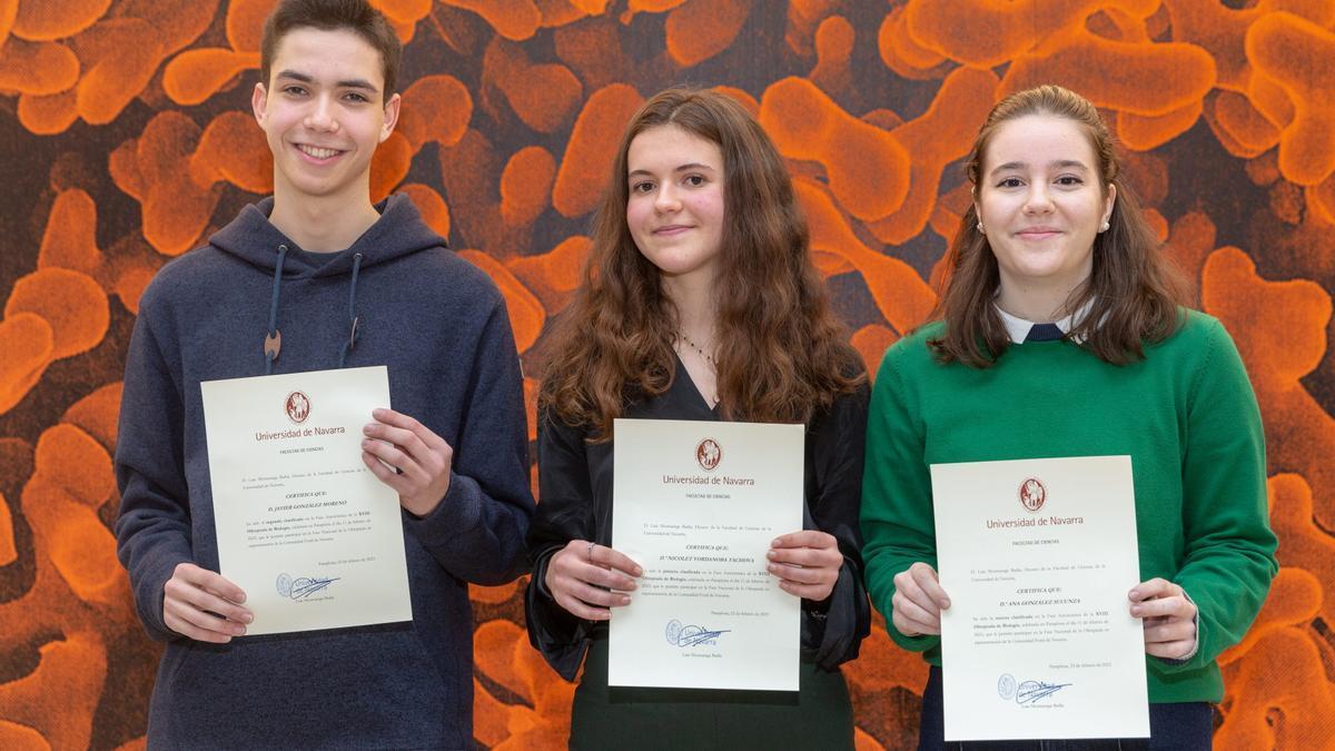 De izquierda a derecha, Javier González, Nicolet Yordanoba (primer premio) y Ana González, ganadores de la Olimpiada Navarra de Biología