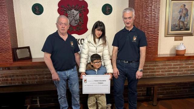 Entrega del cheque solidario del Txoko Soloarte al pequeño Thiago