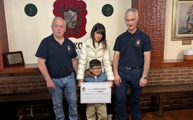 Entrega del cheque solidario del Txoko Soloarte al pequeño Thiago