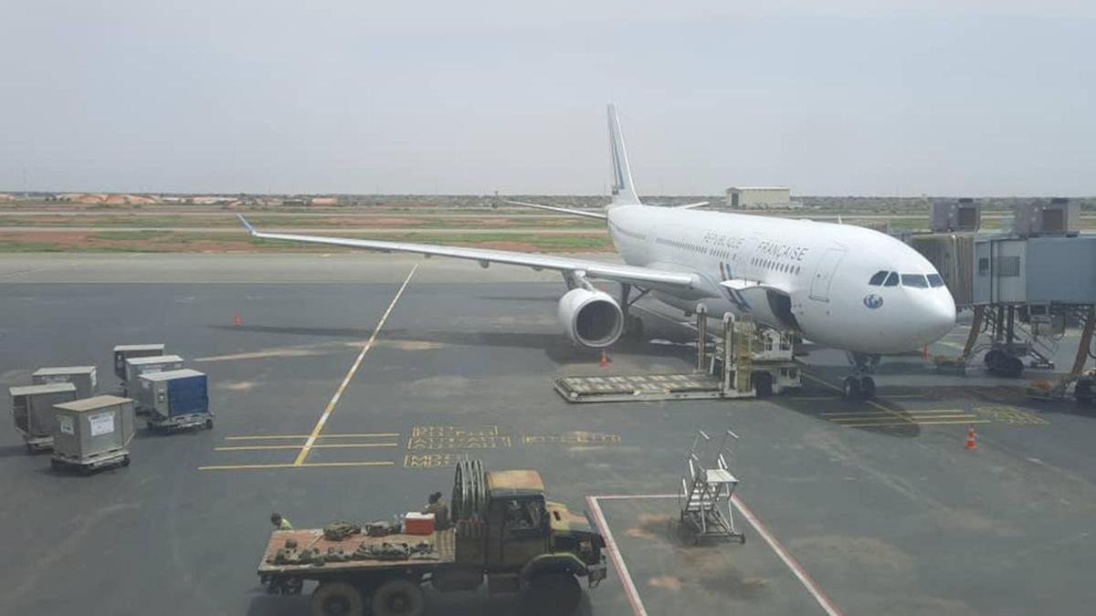 Un avión francés se prepara despegar en el aeropuerto de Niamey.