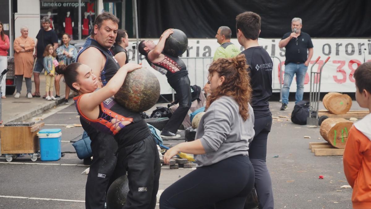 Udane Ostolaza, en pleno esfuerzo, en el desafío de herri kirolak de Sanjuandegi