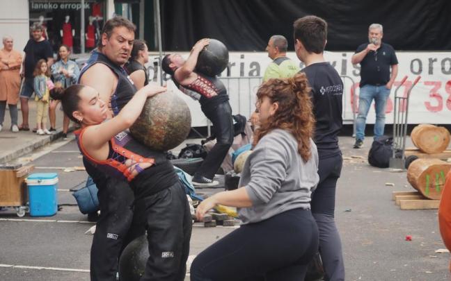 Udane Ostolaza, en pleno esfuerzo, en el desafío de herri kirolak de Sanjuandegi / Aitor Udane Ostolaza, en pleno esfuerzo, en el desafío de herri kirolak de Sanjuandegi