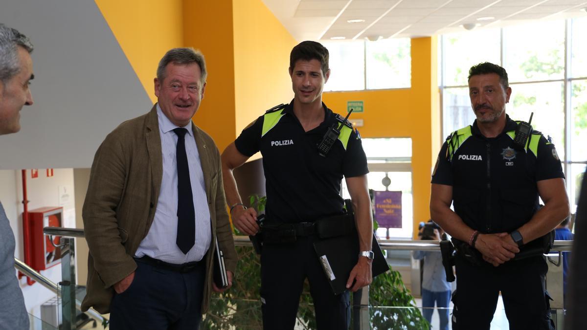 El consejero de Seguridad, Bingen Zupiria, en la reunión del foro de seguridad en Gueñes