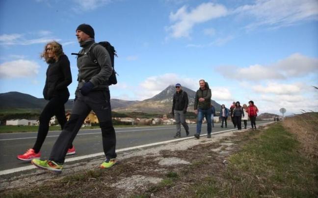 Peregrinos rumbo a Javier en la Javierada de 2022. Peregrinos rumbo a Javier en la Javierada de 2022.