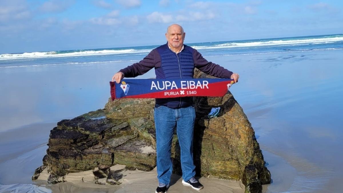Mikel Porto con la bufanda del Eibar.