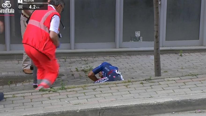 Mikel Landa, sobre la acera tras la fuerte caída.