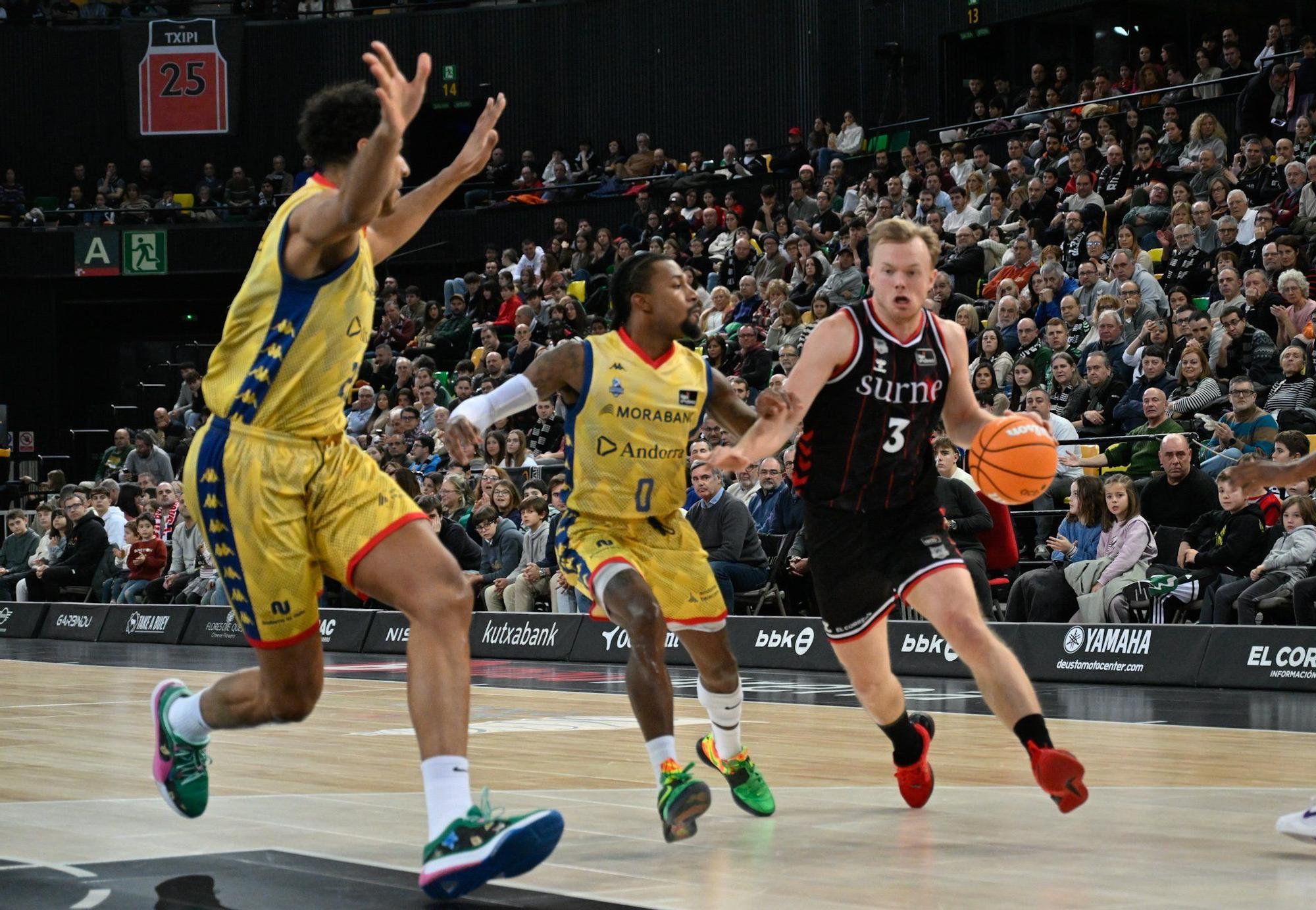 Harald Frey penetra ante la defensa andorrana. / OSKAR GONZÁLEZ
