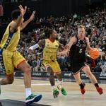 Harald Frey penetra ante la defensa andorrana. / OSKAR GONZÁLEZ