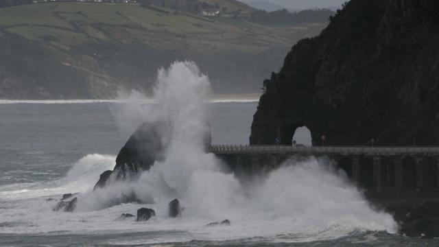 Episodio de fuertes olas contra la N-634 entre Getaria y Zarautz / IKER AZURMENDI
