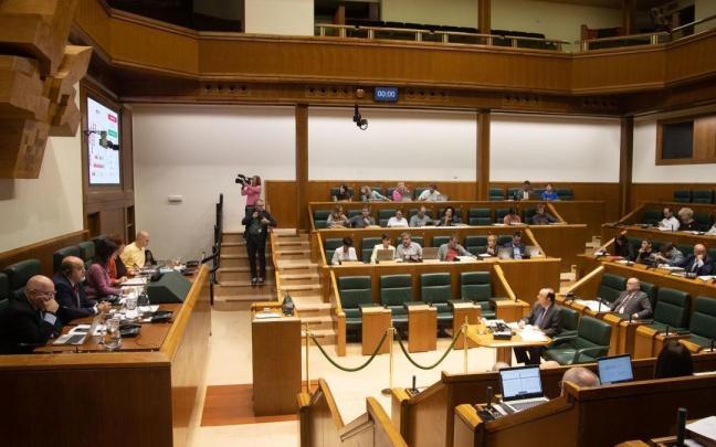Pleno en el Parlamento Vasco, en una imagen de archivo. JOSU CHAVARRI
