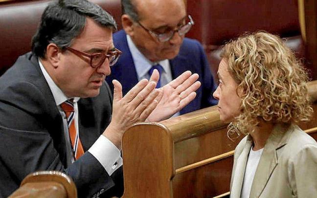 El jeltzale Aitor Esteban conversa con la hasta ahora presidenta del Congreso, Meritxell Batet, que deja el cargo.