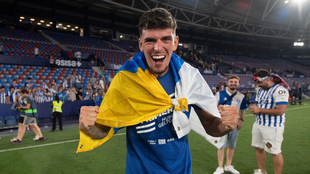 Javi López, envuelto en una bandera canaria, celebra el ascenso a Primera del Deportivo Alavés, en junio de 2023 en el campo del Levante. / DEPORTIVO ALAVÉS