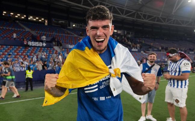 Javi López, envuelto en una bandera canaria, celebra el ascenso a Primera del Deportivo Alavés, en junio de 2023 en el campo del Levante. / DEPORTIVO ALAVÉS