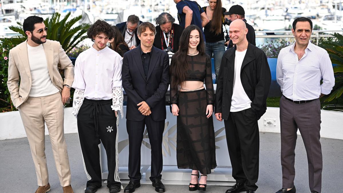 Sean Baker junto al elenco de "Anora" en el Festival de Cannes