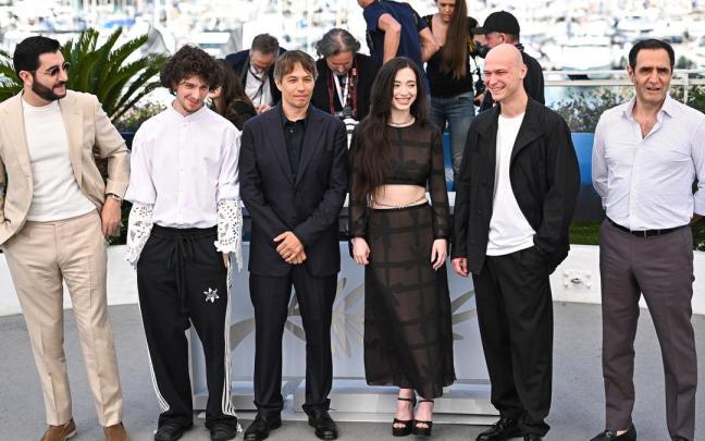 Sean Baker junto al elenco de "Anora" en el Festival de Cannes / E.P. Sean Baker junto al elenco de "Anora" en el Festival de Cannes