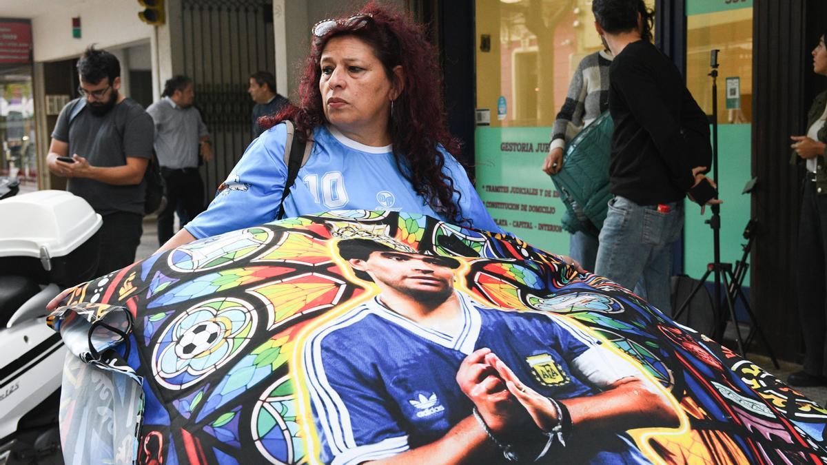Una seguidora de Maradona, ante los tribunales.