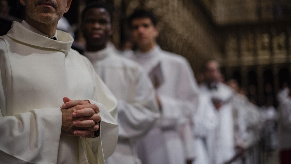 Sacerdotes durante la misa de la celebración del Corpus Christi.