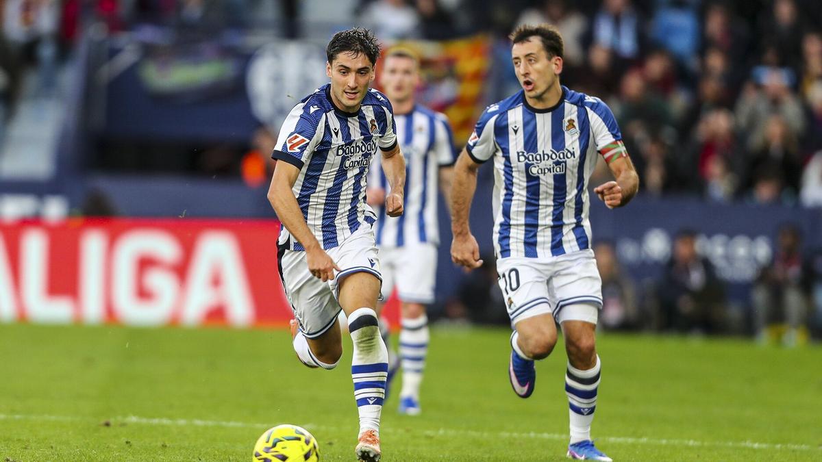 Jon Gorrotxategi avanza con el balón acompañado por Oyarzabal en un partido de la Real Sociedad.