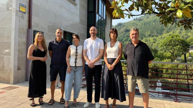 Azahara Domínguez mantuvo un encuentro con representantes del sector hotelero en el transcurso de su visita a Eibar.