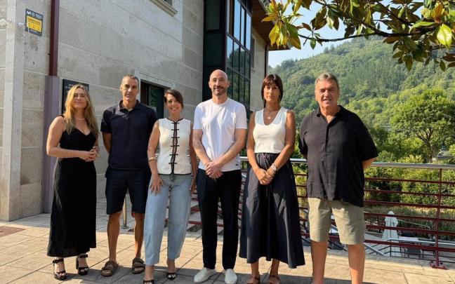 Azahara Domínguez mantuvo un encuentro con representantes del sector hotelero en el transcurso de su visita a Eibar.
