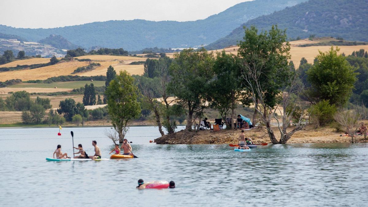 Bañistas en el pantano de Alloz.