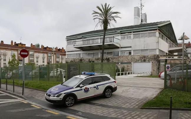 Un coche de la Ertzaintza saliendo de las dependencias policiales en Irun.