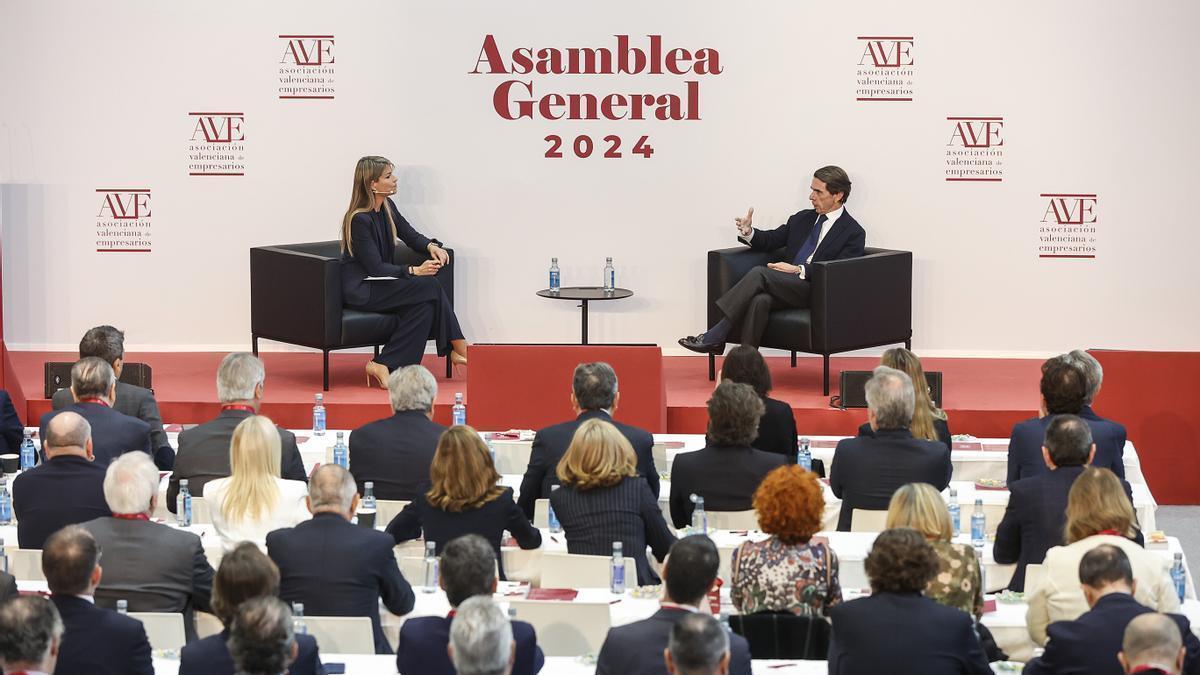 Maribel Vilaplana y José María Aznar durante la asamblea general de la Asociación Valenciana de Empresarios (AVE) este 2024.