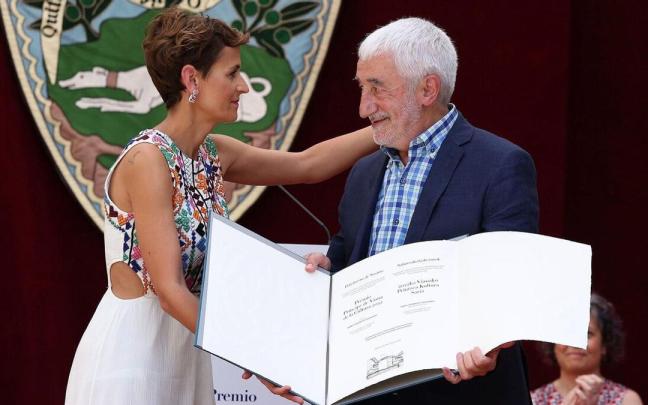 María Chivite entrega el Premio Príncipe de Viana 2022 a Pedro Salaberri. María Chivite entrega el Premio Príncipe de Viana 2022 a Pedro Salaberri.