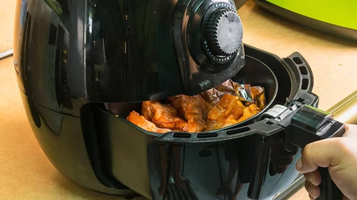 Patatas fritas en la 'airfryer' con papel de aluminio para proteger la cesta