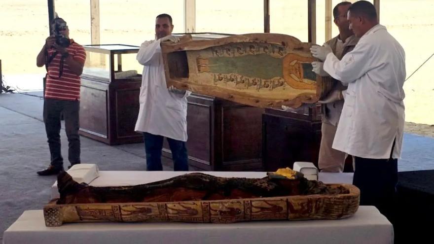 El sarcófago, con la tapa abierta.