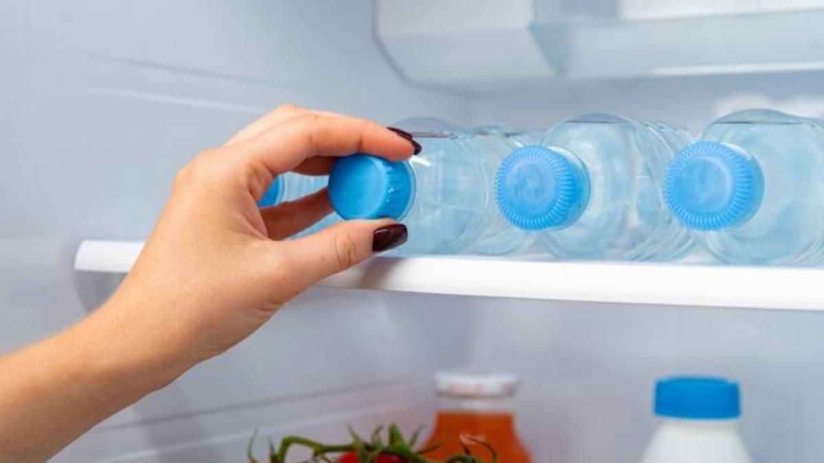 Una manera sencilla de ayudar a que tu nevera aguante más tiempo sin electricidad es utilizando hielo o botellas de agua congelada