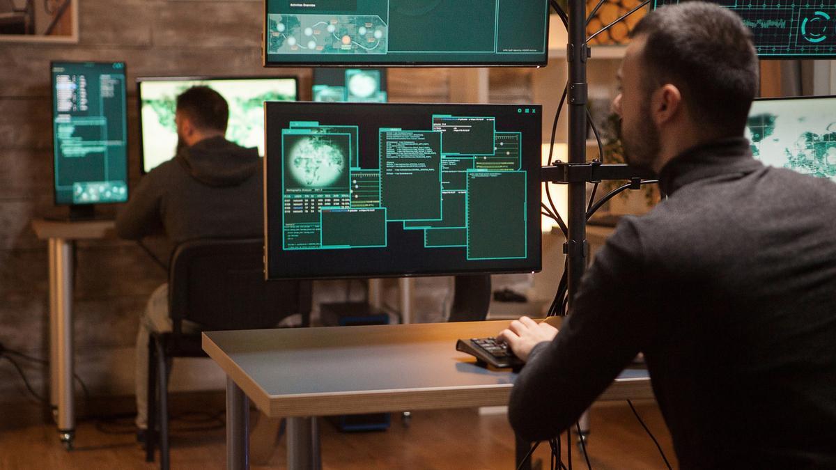 Unos hackers con sus equipos para tratar de colarse en ordenadores ajenos.