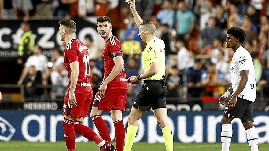 Iglesias Villanueva, cambiando la roja a Aimar Oroz por una amarilla ante la mirada incrédula de David García. | FOTO: CLUB ATLÉTICO OSASUNA