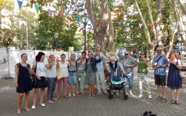 Los miembros de la plataforma presentes este jueves en el retén de la Plaza de la Cruz celebran la paralización temporal de las obras. Los miembros de la plataforma presentes este jueves en el retén de la Plaza de la Cruz celebran la paralización temporal de las obras.