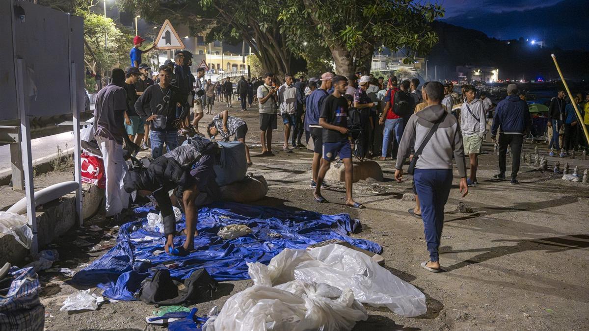 Varios migrantes en la playa de Trampolín, Ceuta.