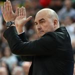 Jaume Ponsarnau aplaude a sus jugadores.