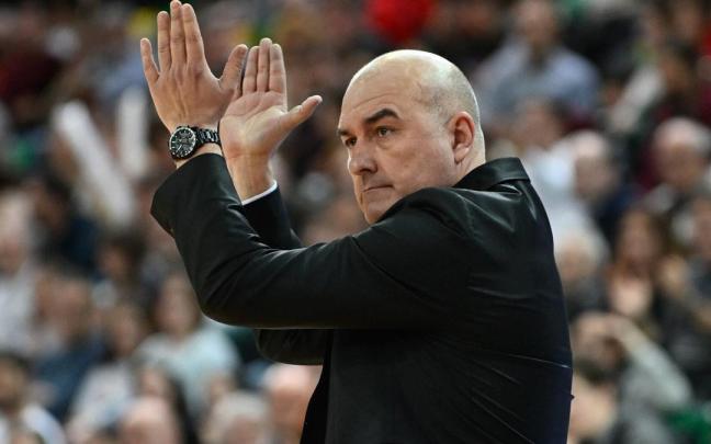 Jaume Ponsarnau aplaude a sus jugadores.