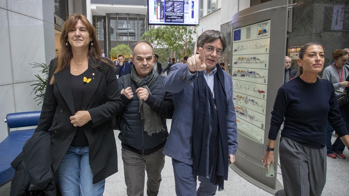 Puigdemont, con la cúpula de Junts.