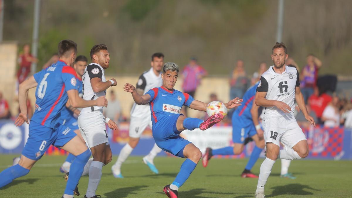 Jorge Yriarte, jugador del Amorebieta, golpea el balón en el duelo ante el Eldense en Urritxe, el pasado 8 de abril