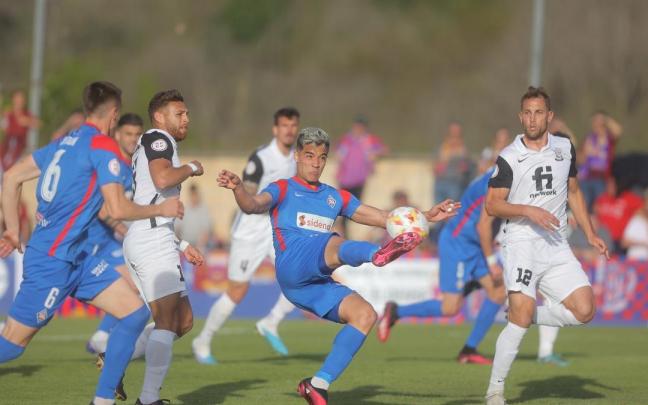 Jorge Yriarte, jugador del Amorebieta, golpea el balón en el duelo ante el Eldense en Urritxe, el pasado 8 de abril