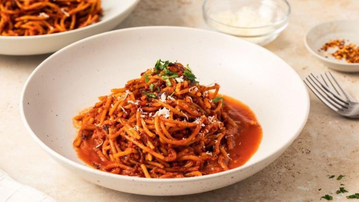 Los ‘spaghetti all’assassina’ destacan por su intenso color rojo, su sabor picante y las zonas crujientes que se forman al cocinar la pasta directamente en la sartén.