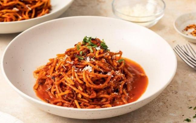 Los ‘spaghetti all’assassina’ destacan por su intenso color rojo, su sabor picante y las zonas crujientes que se forman al cocinar la pasta directamente en la sartén.