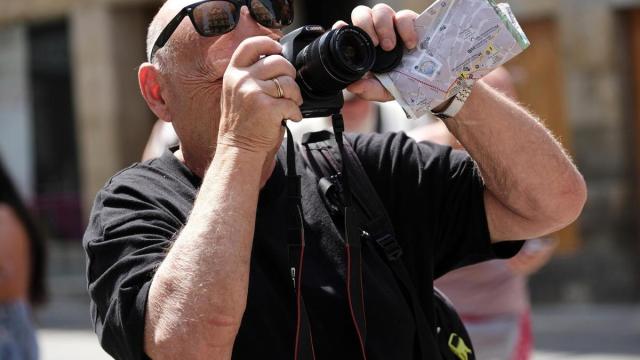 Un turista extranjero haciendo una foto en las calles de Iruñea